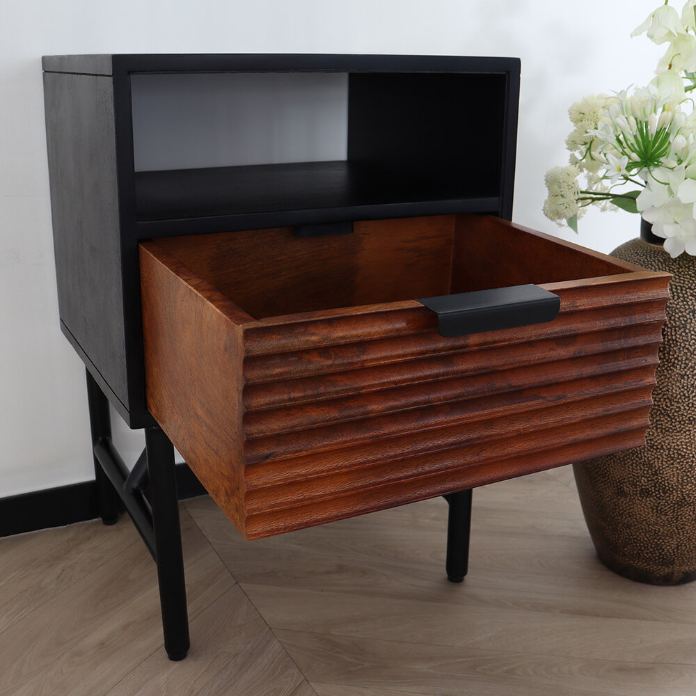 Table de chevet style industriel durable en bois de manguier Avelyn noir/marron