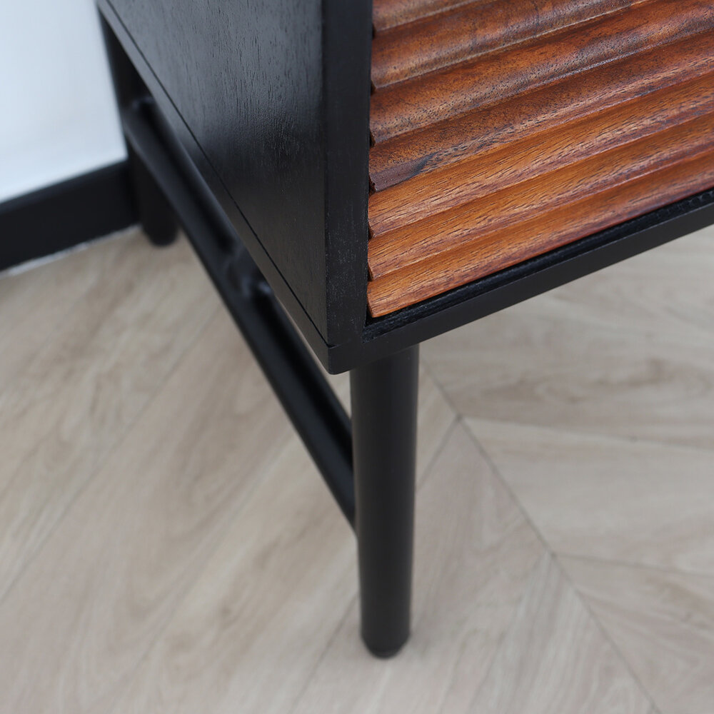 Table de chevet style industriel durable en bois de manguier Avelyn noir/marron