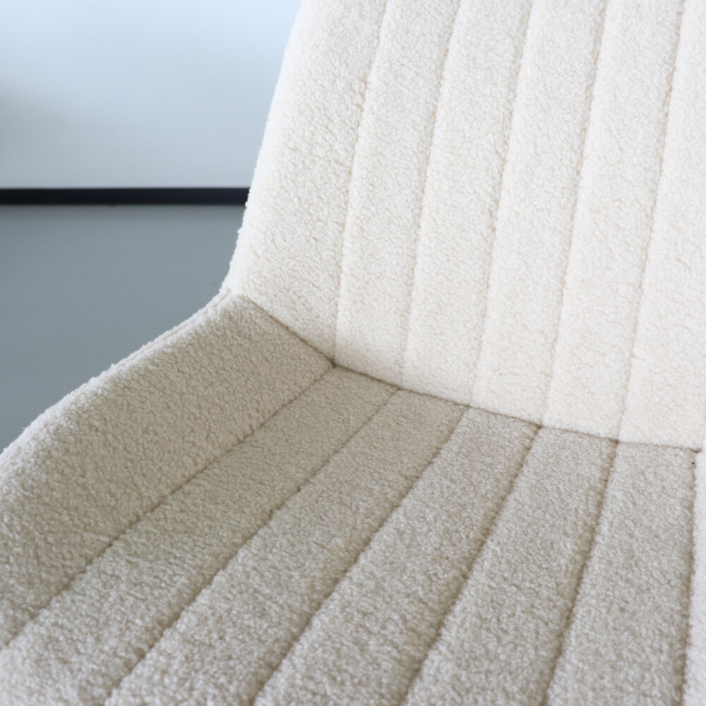 Chaise de salle à manger Chesro sable avec assise en tissu teddy