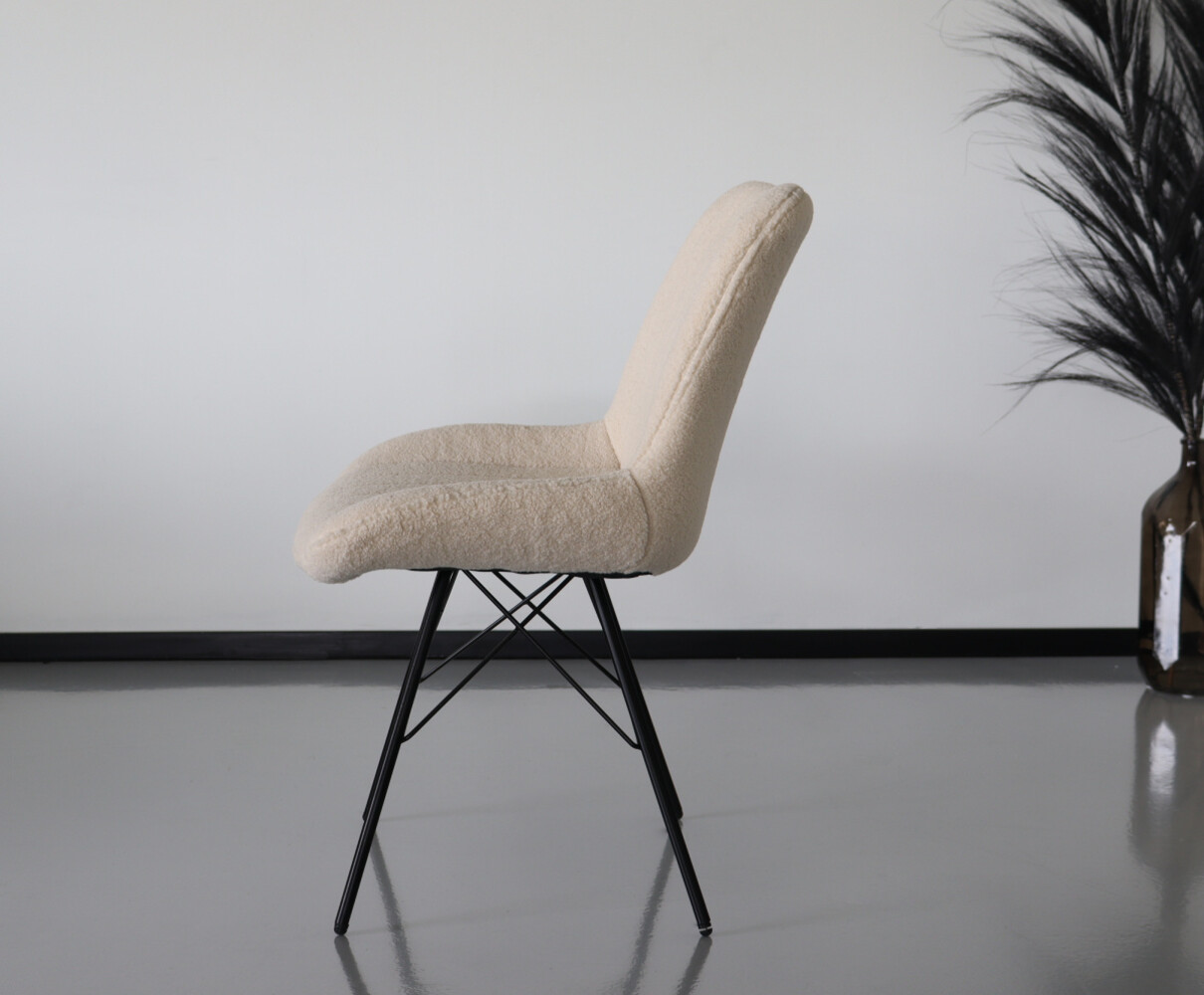 Chaise de salle à manger Chesro sable avec assise en tissu teddy