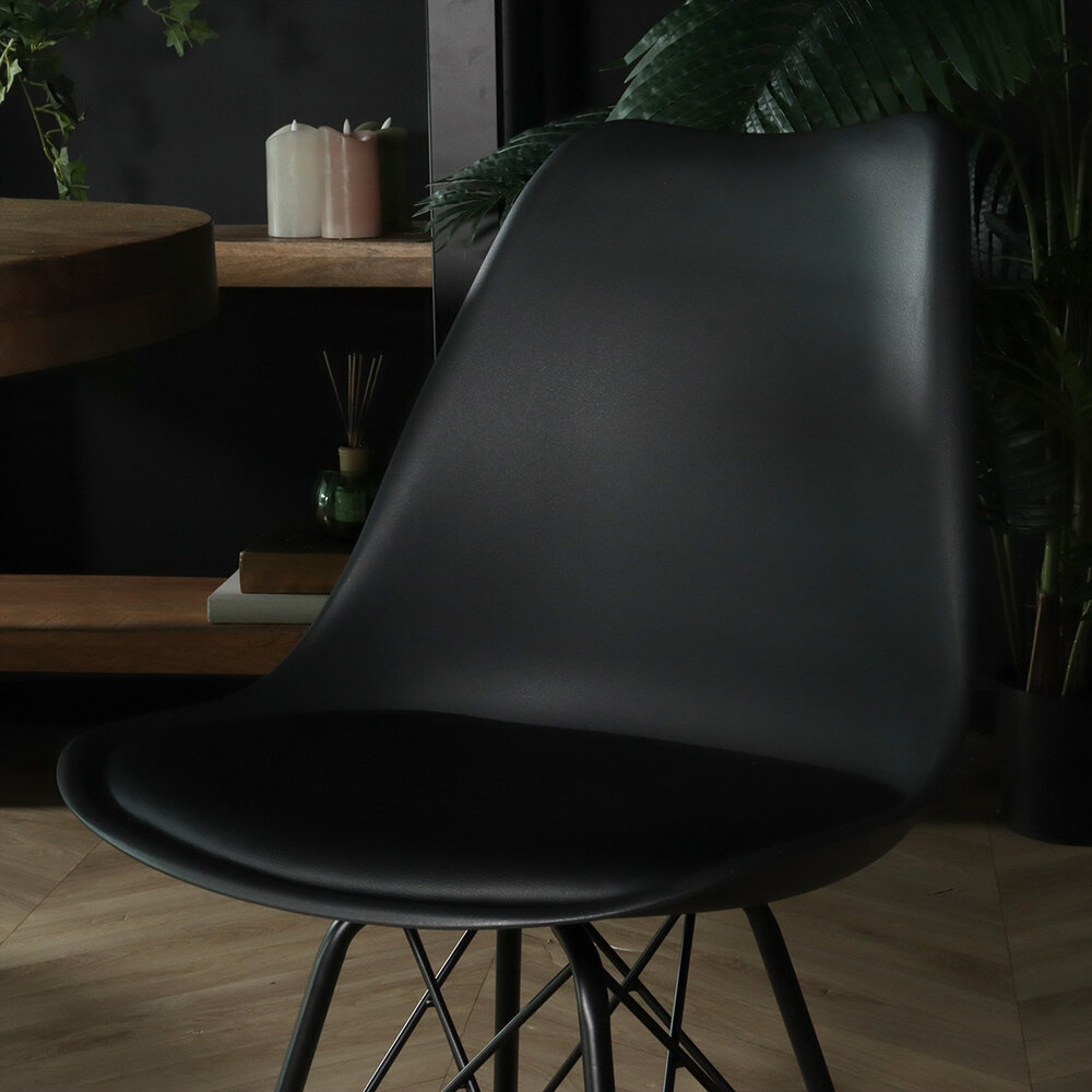 Chaise de salle à manger Avy noir avec rembourrage à l'assise Chaise de salle à manger Avy noir avec rembourrage à l'assise