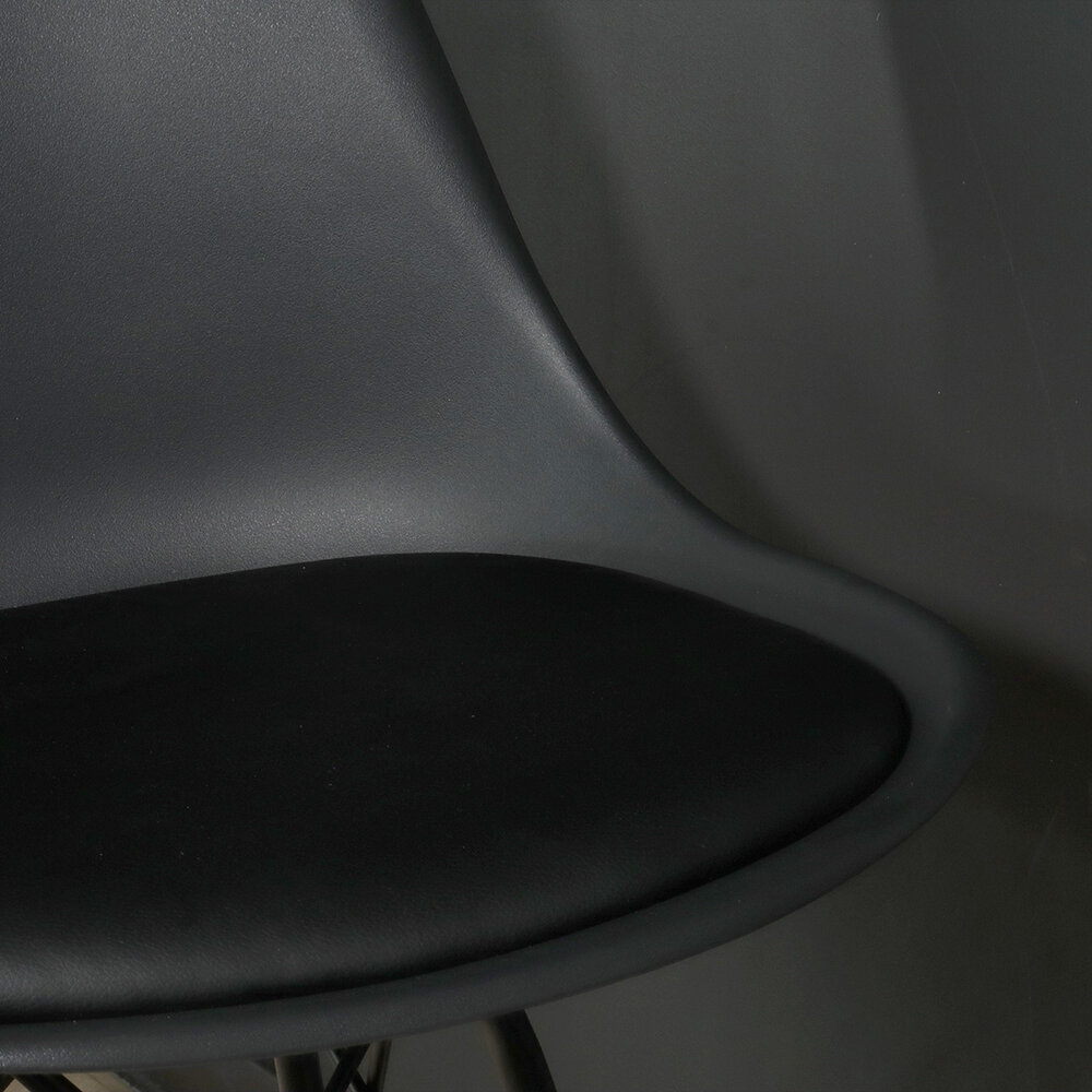 Chaise de salle à manger Avy noir avec rembourrage à l'assise Chaise de salle à manger Avy noir avec rembourrage à l'assise