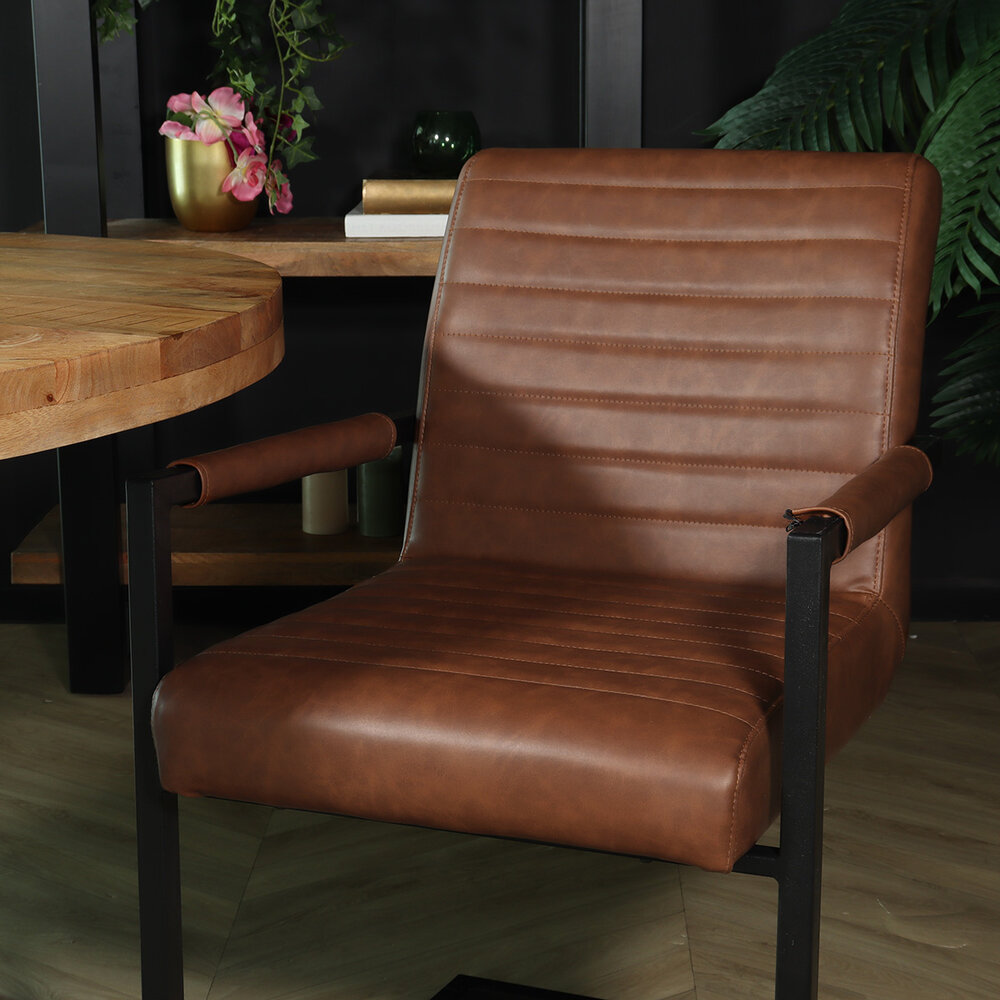 Chaise de salle à manger avec accoudoir cognac Noor design