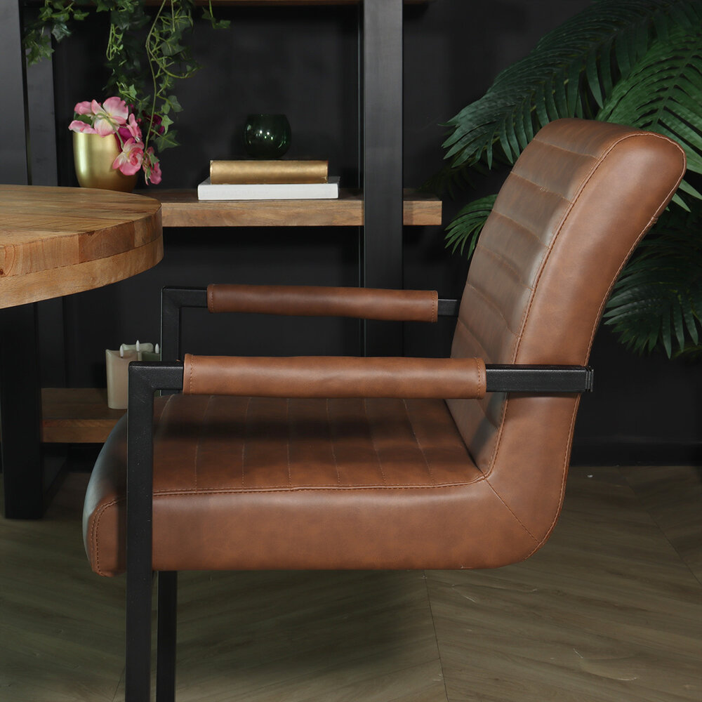 Chaise de salle à manger avec accoudoir cognac Noor design