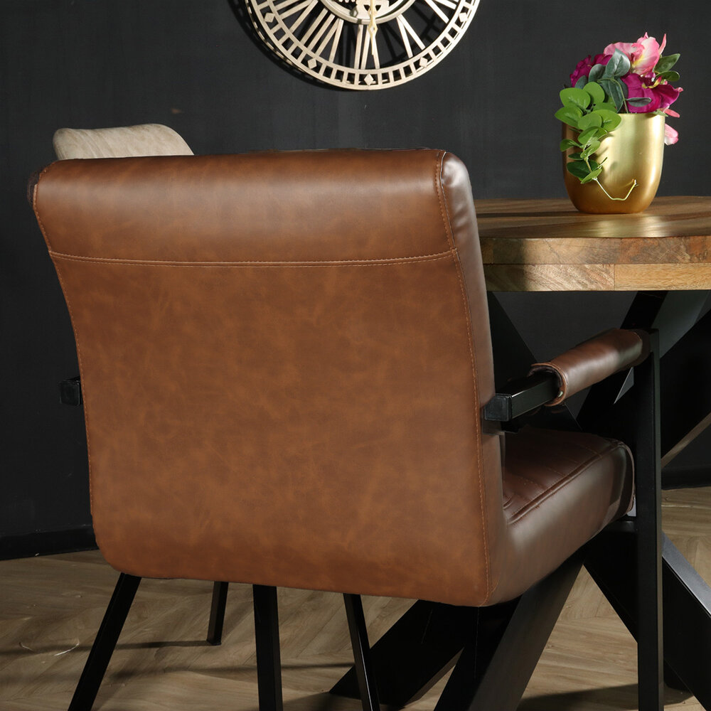 Chaise de salle à manger avec accoudoir cognac Noor design