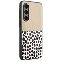 TMK Samsung Galaxy A56 glazen hardcase - Brown dots abstract