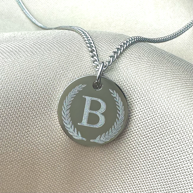 Coin ketting met initiaal en olijftakken krans