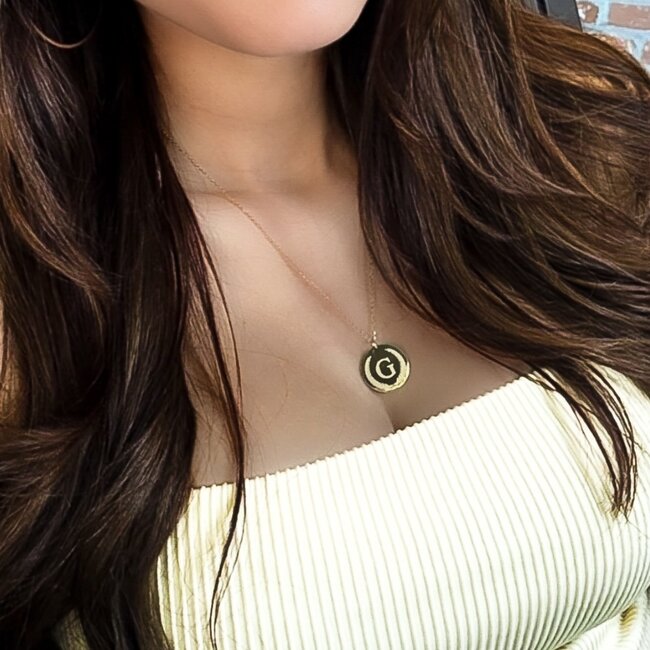 Coin ketting met initiaal en olijftakken krans