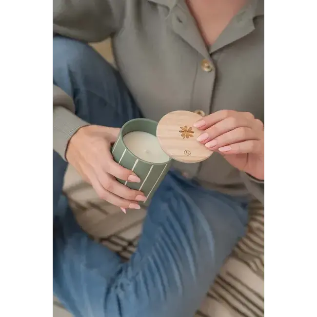 Zusss Zusss Keramieken geurkaars met houten deksel klavertje salie