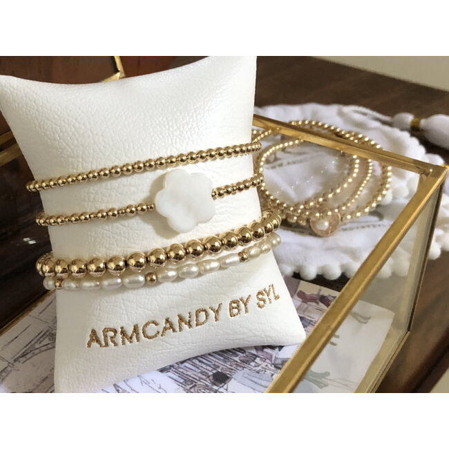 Armcandy by Syl Armcandy by Syl armband Lieve met real gold plated balletjes en witte parel bloem