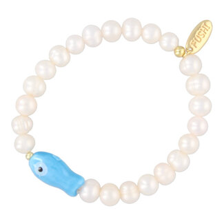 Fushi FUSHI - ARMBAND ZOETWATERPARELS MET KERAMIEKEN VIS LICHTBLAUW