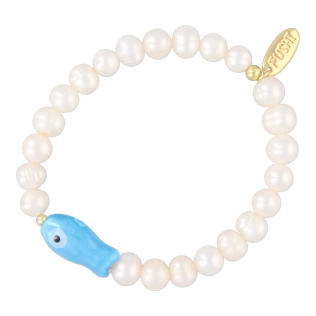 Fushi FUSHI - ARMBAND ZOETWATERPARELS MET KERAMIEKEN VIS LICHTBLAUW