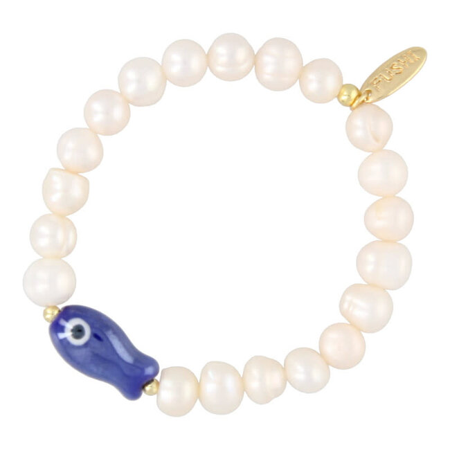 Fushi FUSHI - ARMBAND ZOETWATERPARELS MET KERAMIEKEN VIS DONKERBLAUW