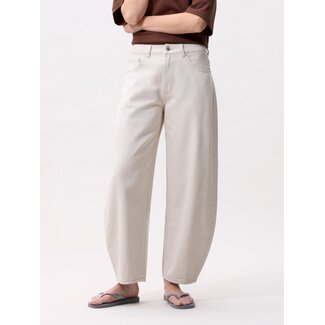 Catwalk Junkie CATWALK JUNKIE - CROPPED BARREL FIT JEANS - CREAM