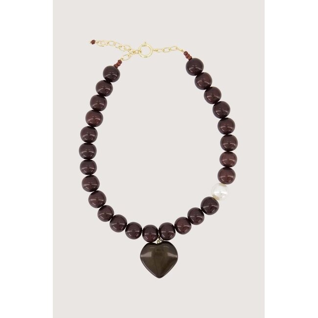 Zusss ZUSSS - CHUNKY BEAD NECKLACE WITH HEART CHARM - DARK CHOCO