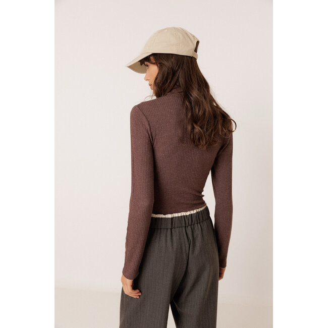 Indi&Cold INDI & COLD - FITTED RIBBED T-SHIRT - CHOCOLATE