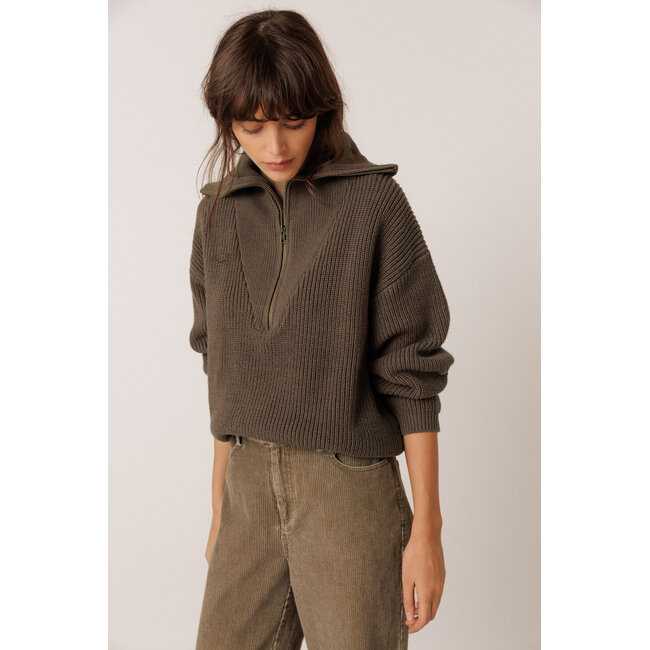 Indi&Cold INDI & COLD - ZIP SWEATER WITH MERINO - KHAKI