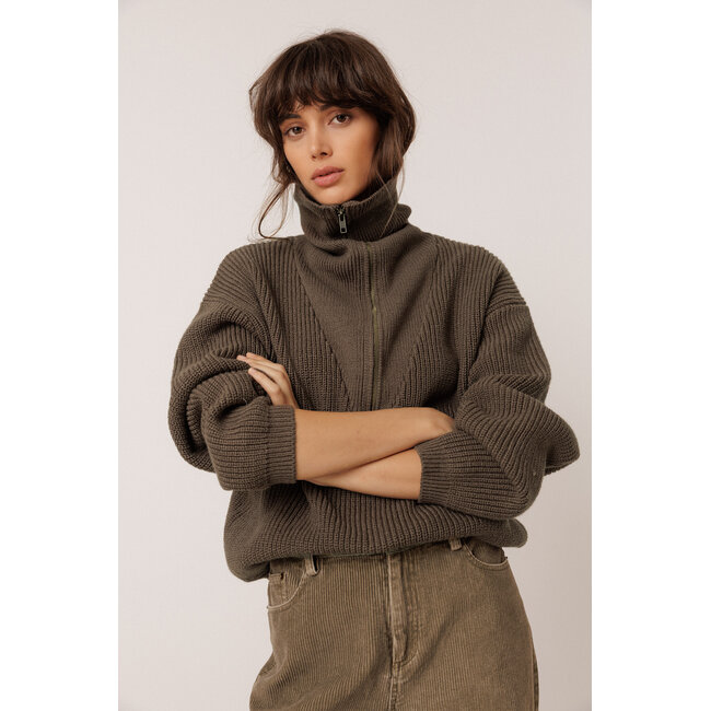 Indi&Cold INDI & COLD - ZIP SWEATER WITH MERINO - KHAKI