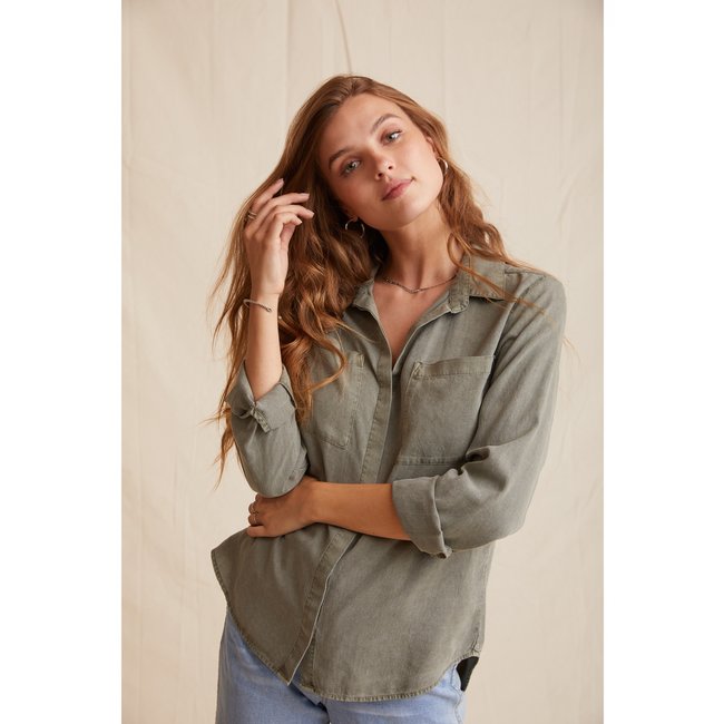 Bella Dahl TWO POCKET BUTTON DOWN BLOUSE SOFT ARMY