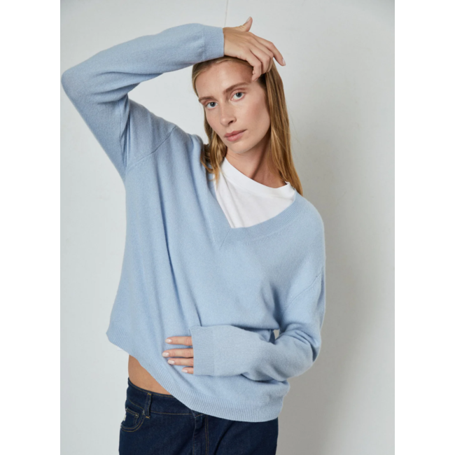 PEOPLE'S REPUBLIC OF CASHMERE BOXY V-NECK LIGHT BLUE