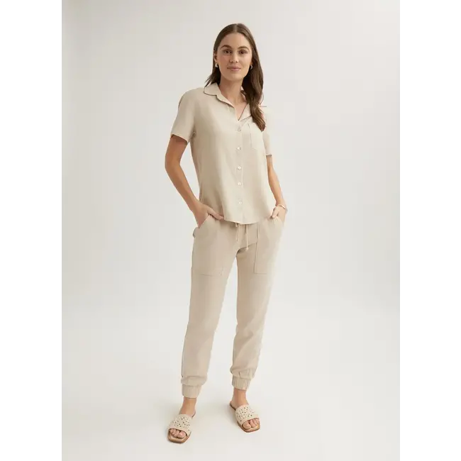 Bella Dahl SHORT SLEEVE POCKET BUTTON DOWN LNSND