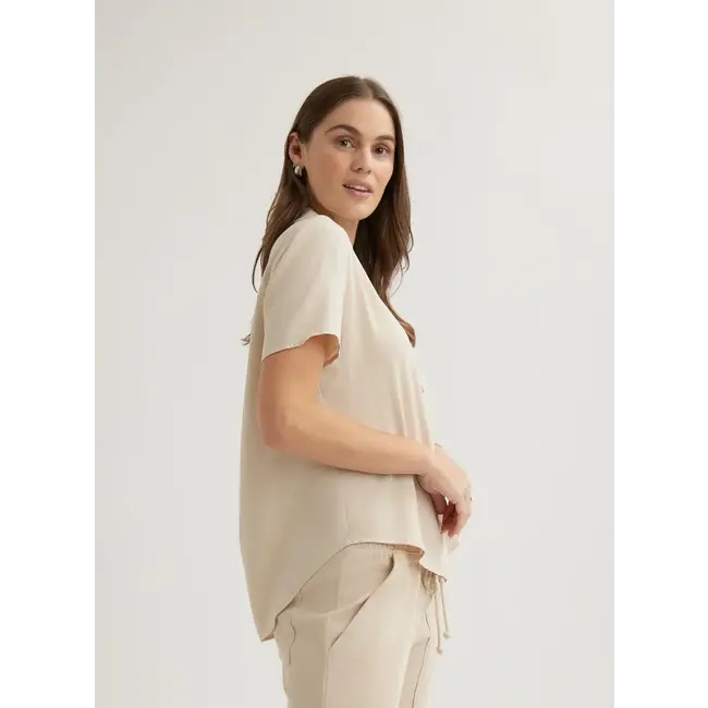 Bella Dahl SHORT SLEEVE POCKET BUTTON DOWN LNSND