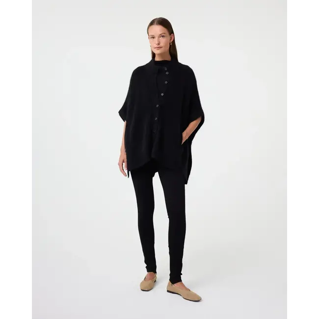 KNIT-TED PLEUNIE PONCHO BLACK