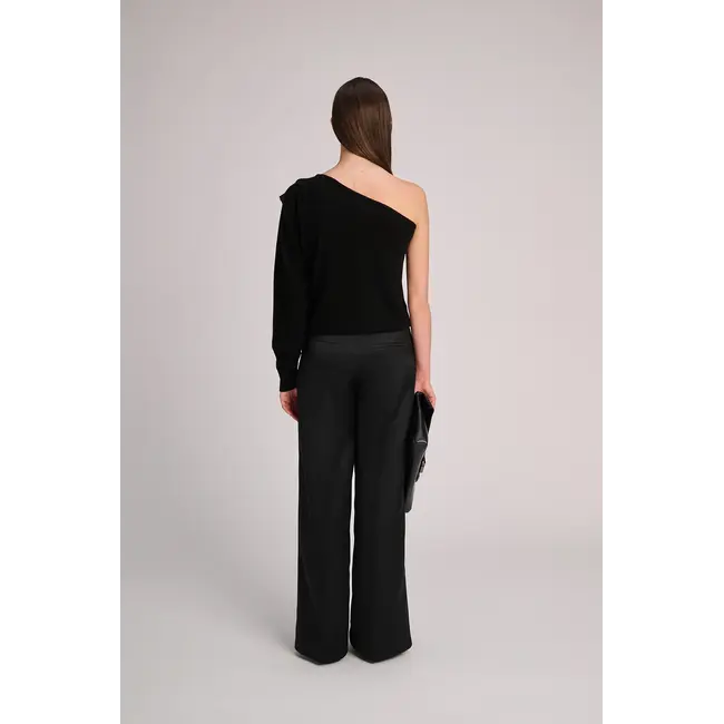 MARCH 23 MILAN PULL BLACK