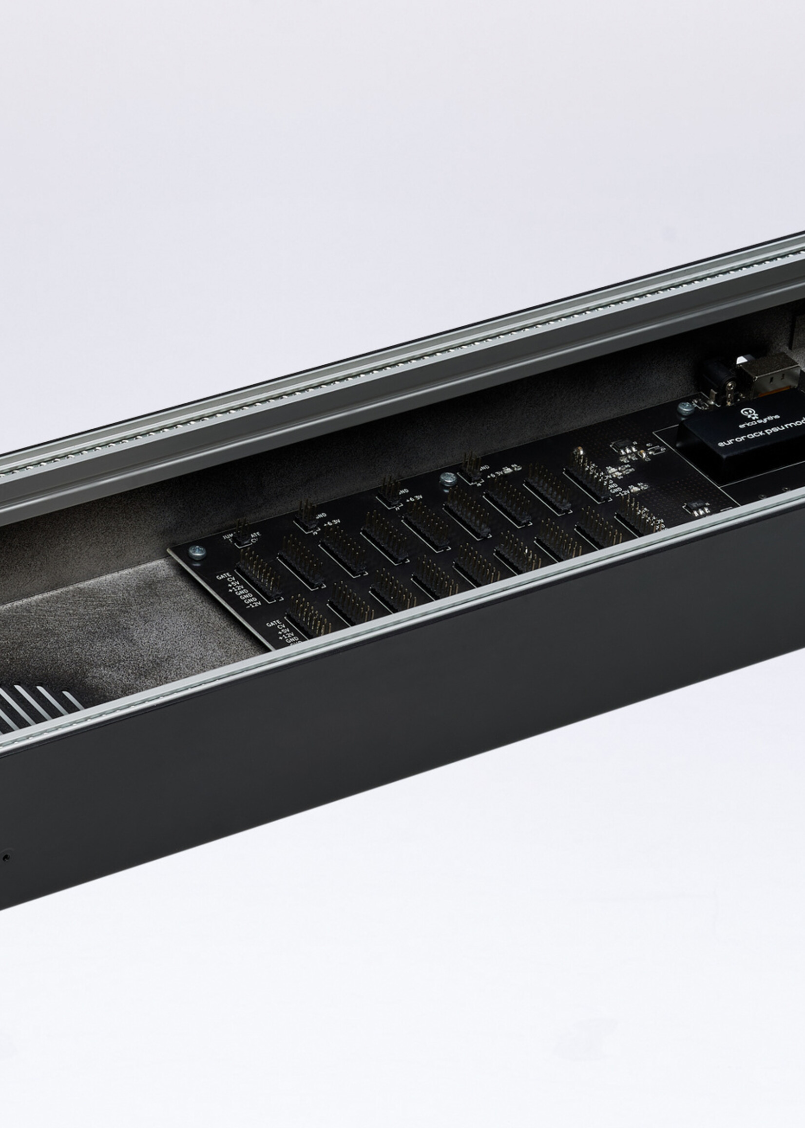 Erica Synths Erica Synths 1 x 84HP skiff case with integrated PSU: black side panels (EU plug)
