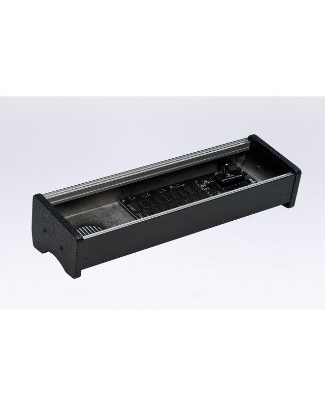 Erica Synths Erica Synths 1 x 84HP skiff case with integrated PSU: black side panels (EU plug)