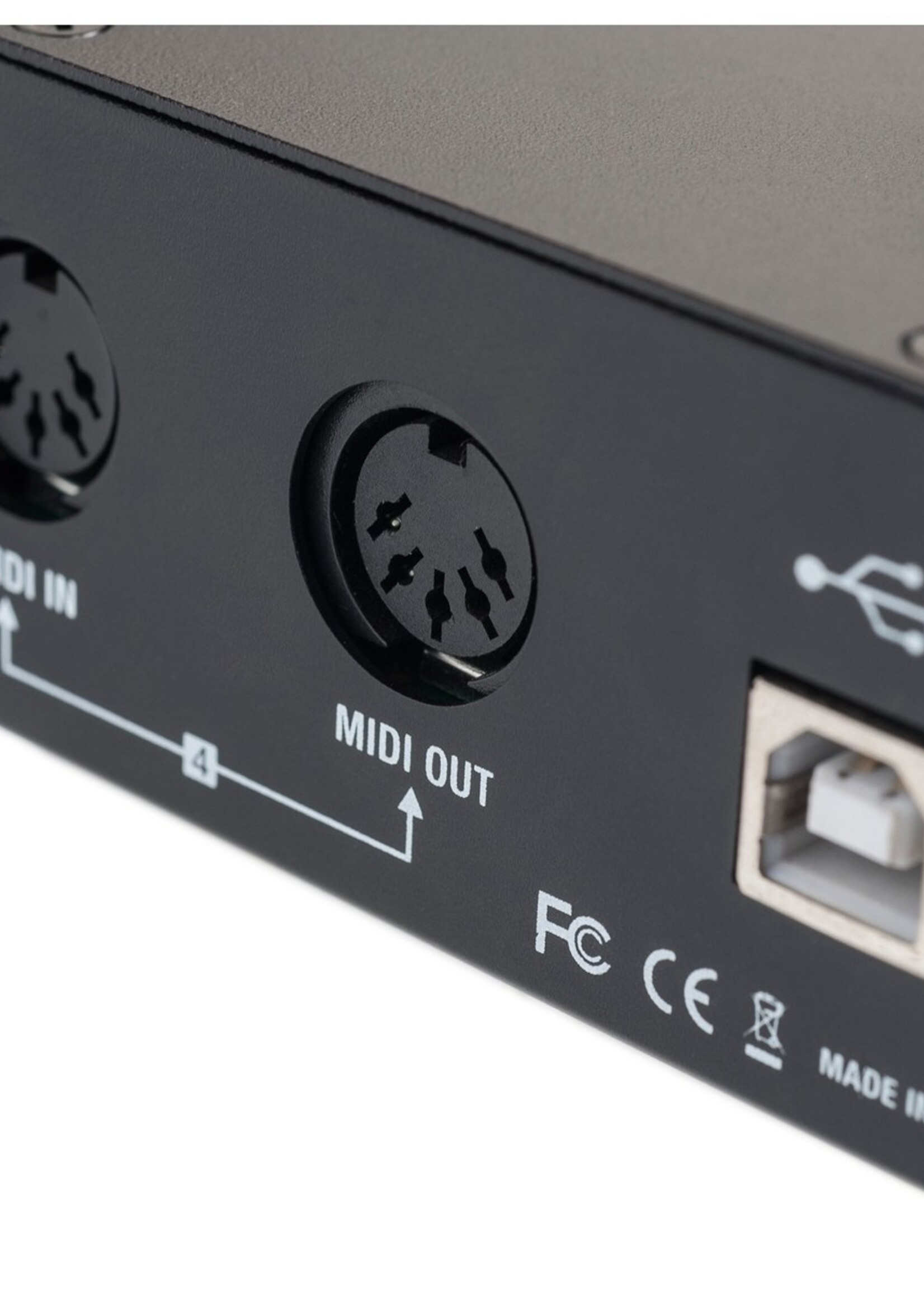 TIE Studio MIDI 4i4o