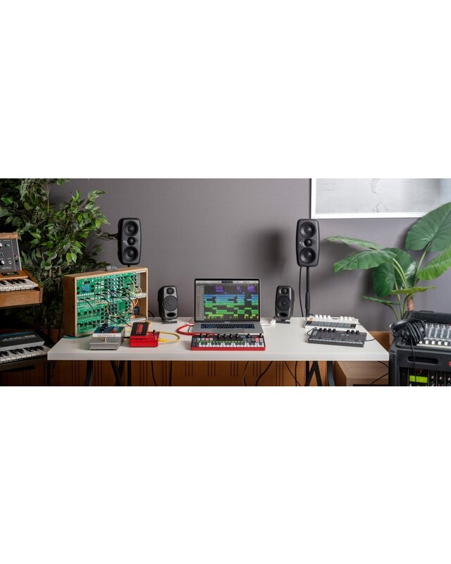 IK Multimedia UNO Synth Pro Desktop