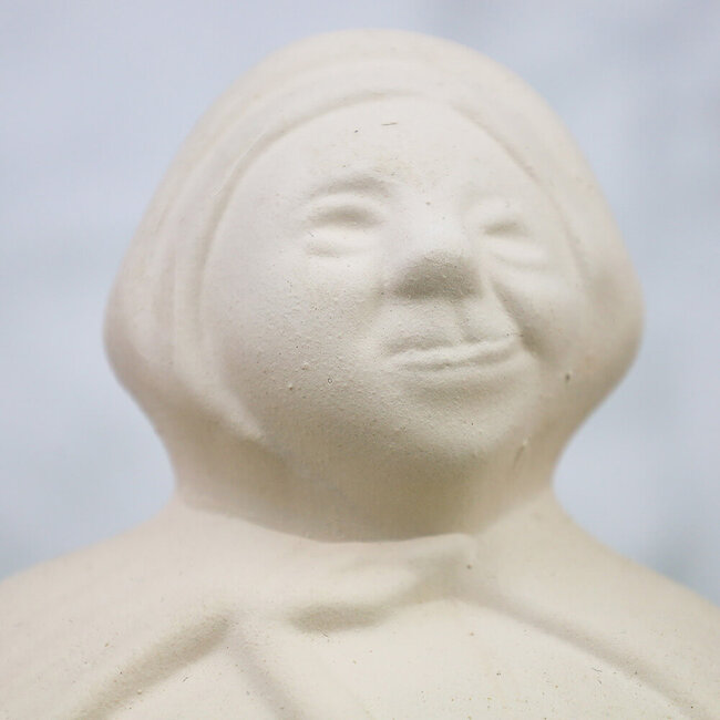 Stichting aardewerk erfgoed Maastricht Beeldje Mooswief aardewerk biscuit - wit