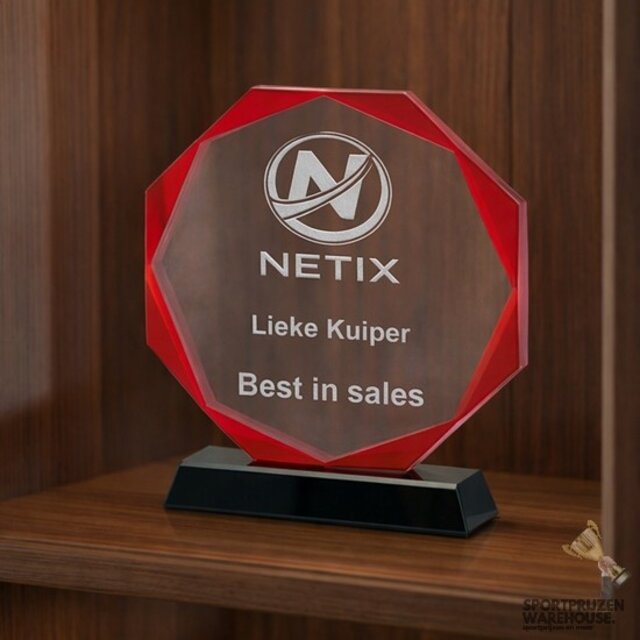 Glazen trofee met rood accent - W461