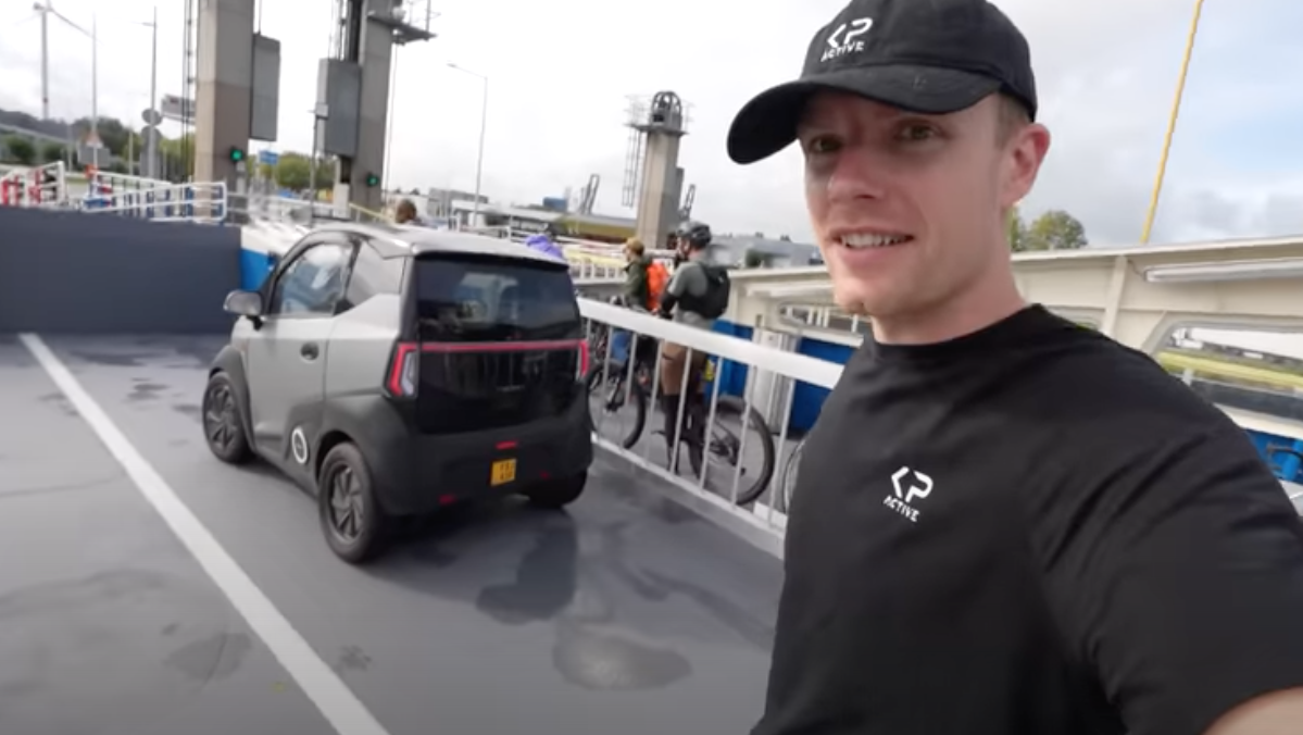 SILENCE S04: Enzo Knol rijdt in 'het karretje' van Koen en Roxy SILENCE S04: Enzo Knol rijdt in 'het karretje' van Koen en Roxy