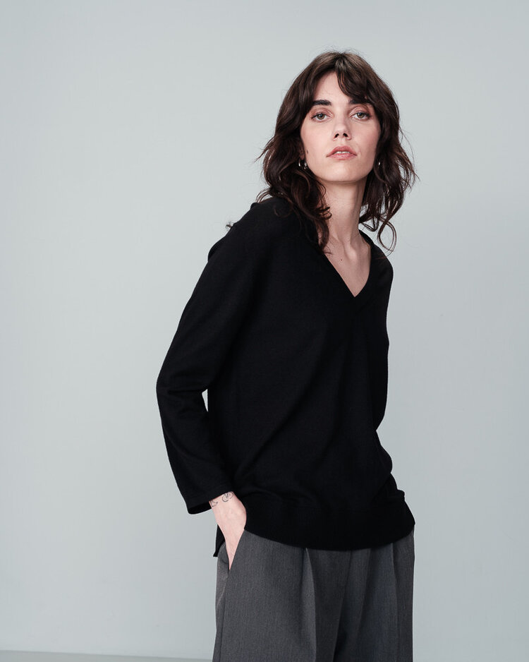 Grace & Mila naive light v-neck knit top - noir