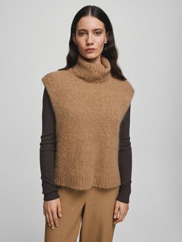 Moss Copenhagen Thira fluffy  roll neck debardeur - camel