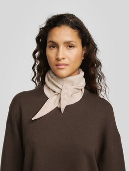 Moss Copenhagen lowee triangle scarf - beige