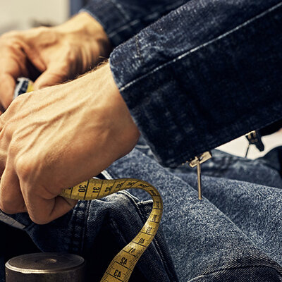 5x kledingreparatie werkzaamheden die goedkoper zijn dan nieuwe kleding kopen