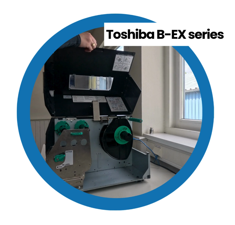 Linten plaatsen in labelprinter. Linten plaatsen in labelprinter.