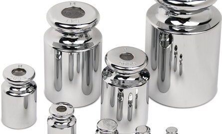 Wat is het verschil tussen ijken en kalibreren?