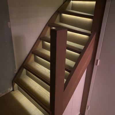 Hoe verlicht je een gesloten trap met LED strips 