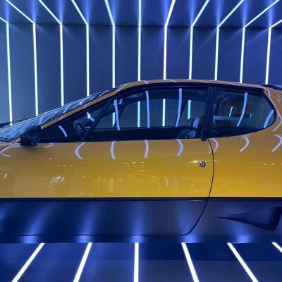 Autoshowroom LED lichtlijnen in vloer, wand en plafond