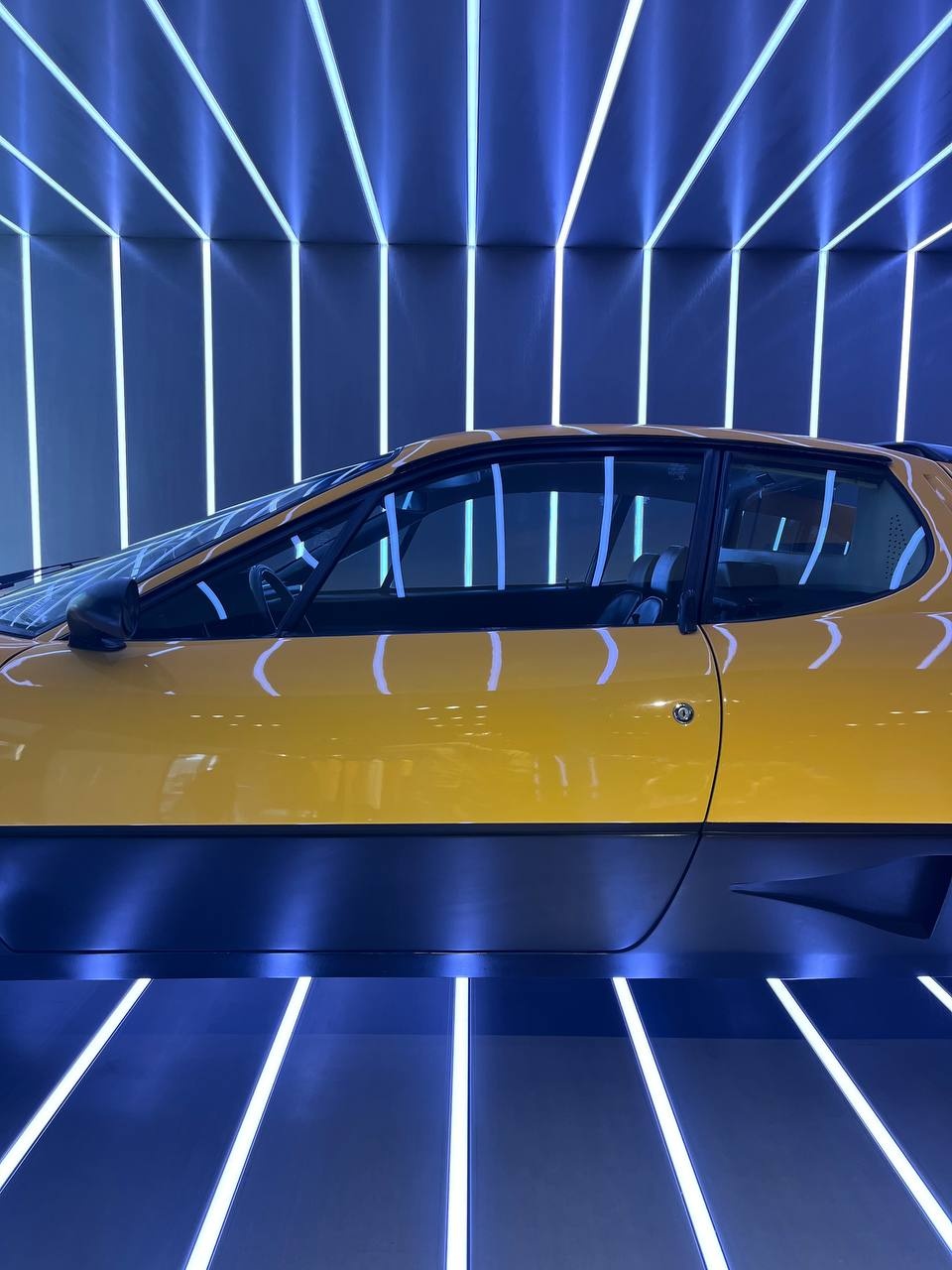 Autoshowroom LED lichtlijnen in vloer, wand en plafond