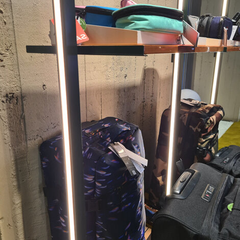 Display verlichting met verticale lichtlijnen 