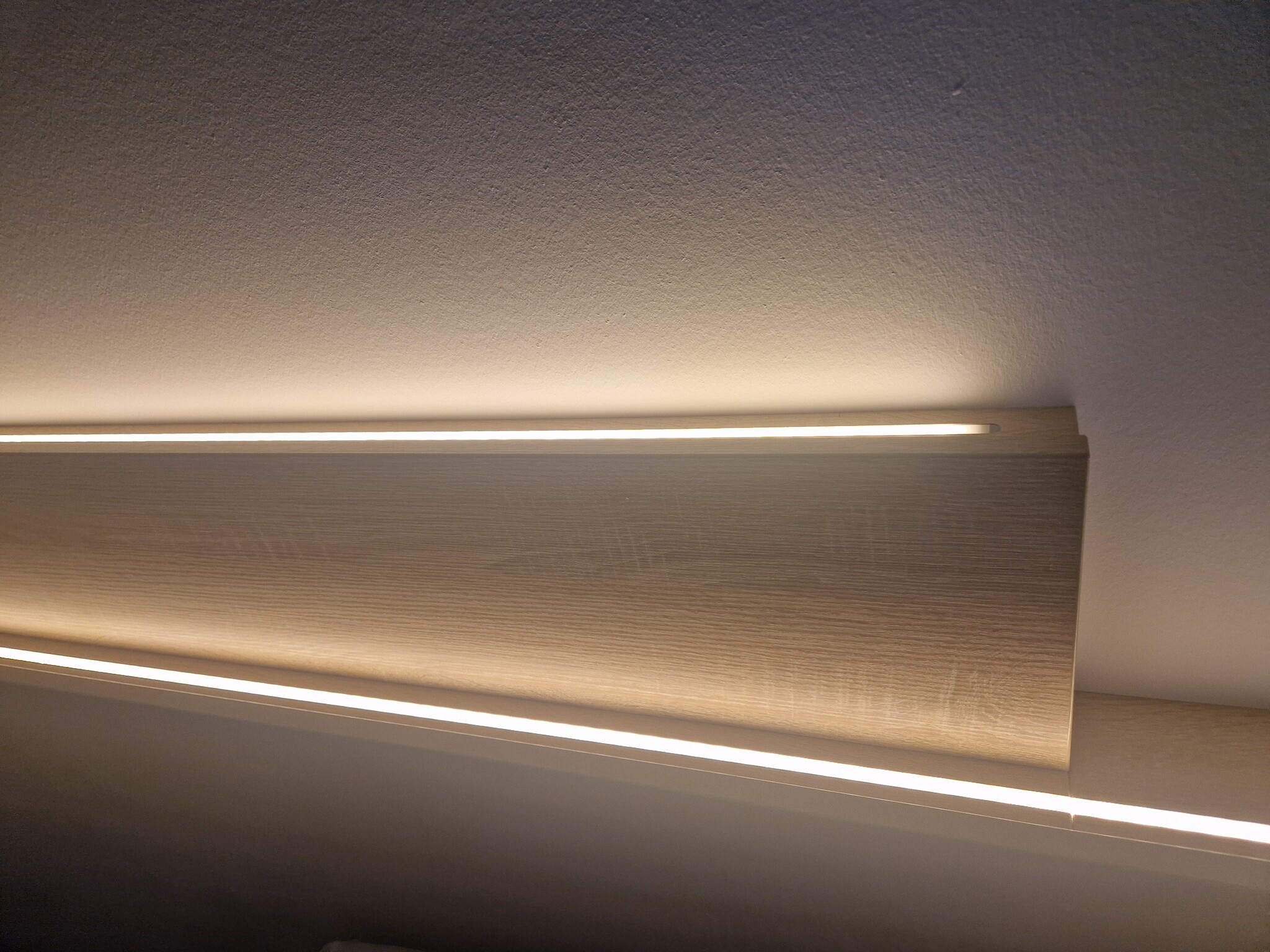 Hoofdbord bedrand hotelkamers voorzien van LED strips met LED profielen te Enschede