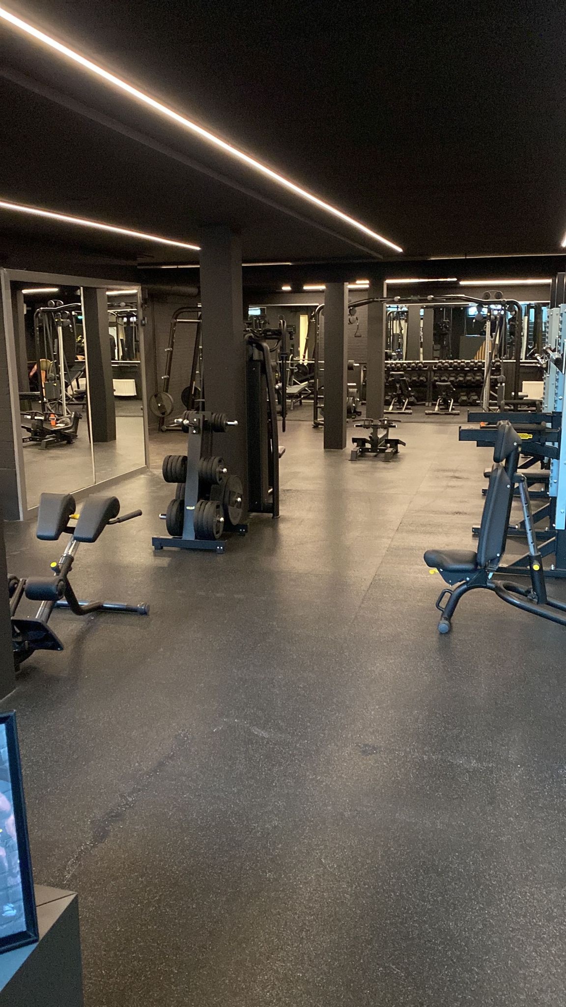 Sportschool in Duurstede lichtlijnen op plafond en tegen de muur Q3 2023