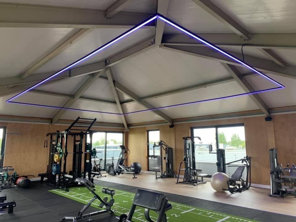 Gependelde LED profielen voor een vierkant in een sportschool Q3 2023