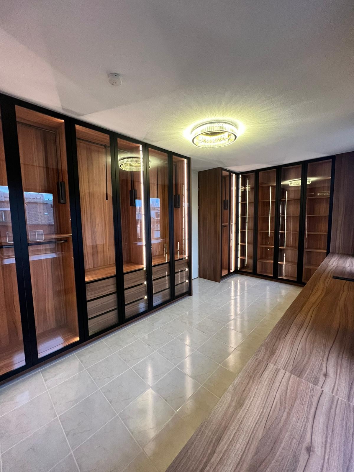 Kastenwand voorzien van LED strips met LED profielen te Landsmeer Q4 2023