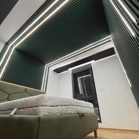 LED strips tussen houten latten plaatsen